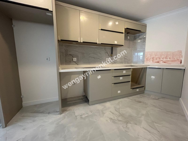 BOSTANCI SAHİLE KOMŞU KONUMDA K.OTOPARKLI ARA KAT SIFIR 3+1