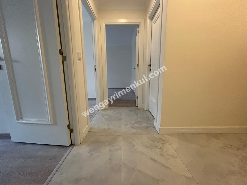 BOSTANCI SAHİLE KOMŞU KONUMDA K.OTOPARKLI ARA KAT SIFIR 3+1