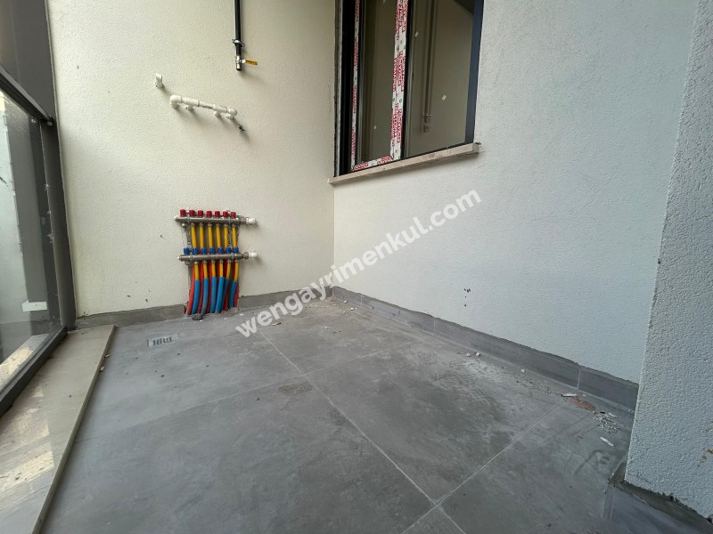 BOSTANCI SAHİLE KOMŞU KONUMDA K.OTOPARKLI ARA KAT SIFIR 3+1