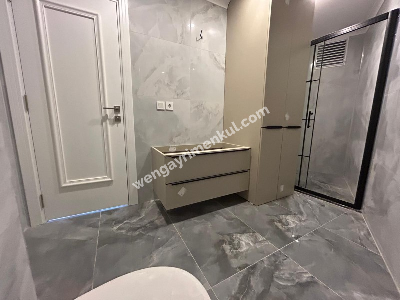 BOSTANCI SAHİLE KOMŞU KONUMDA K.OTOPARKLI ARA KAT SIFIR 3+1