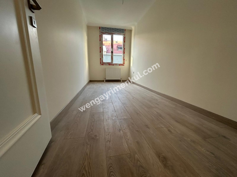BOSTANCI SAHİLE KOMŞU KONUMDA K.OTOPARKLI ARA KAT SIFIR 3+1