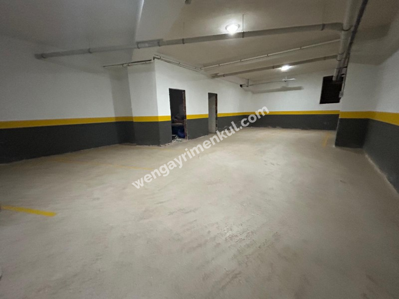 BOSTANCI SAHİLE KOMŞU KONUMDA K.OTOPARKLI ARA KAT SIFIR 3+1