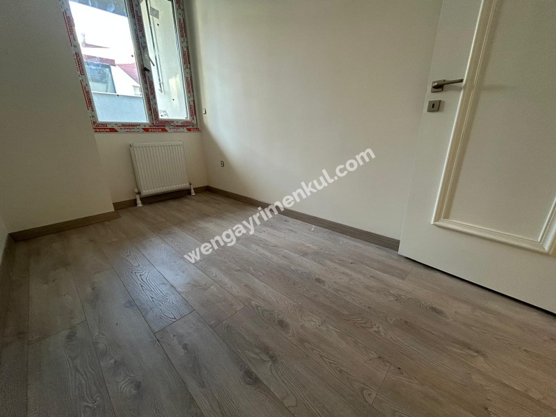 BOSTANCI SAHİLE KOMŞU KONUMDA K.OTOPARKLI ARA KAT SIFIR 3+1