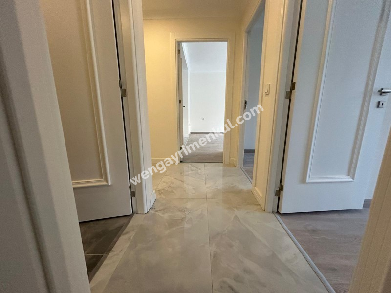 BOSTANCI SAHİLE KOMŞU KONUMDA K.OTOPARKLI ARA KAT SIFIR 3+1