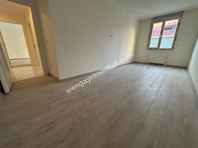 BOSTANCI SAHİLE KOMŞU KONUMDA K.OTOPARKLI ARA KAT SIFIR 3+1