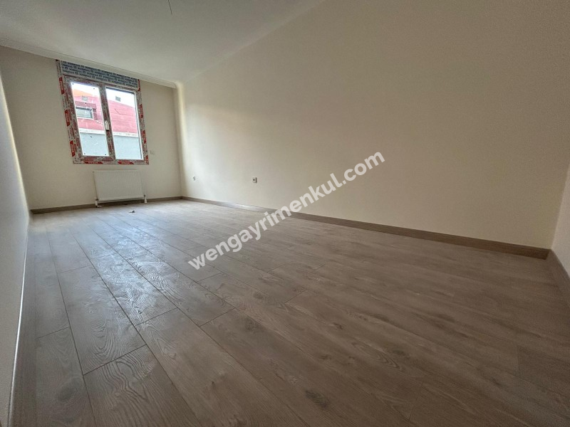 BOSTANCI SAHİLE KOMŞU KONUMDA K.OTOPARKLI ARA KAT SIFIR 3+1