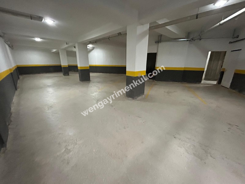 BOSTANCI SAHİLE KOMŞU KONUMDA K.OTOPARKLI ARA KAT SIFIR 3+1