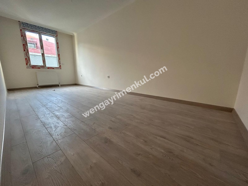 BOSTANCI SAHİLE KOMŞU KONUMDA K.OTOPARKLI ARA KAT SIFIR 3+1