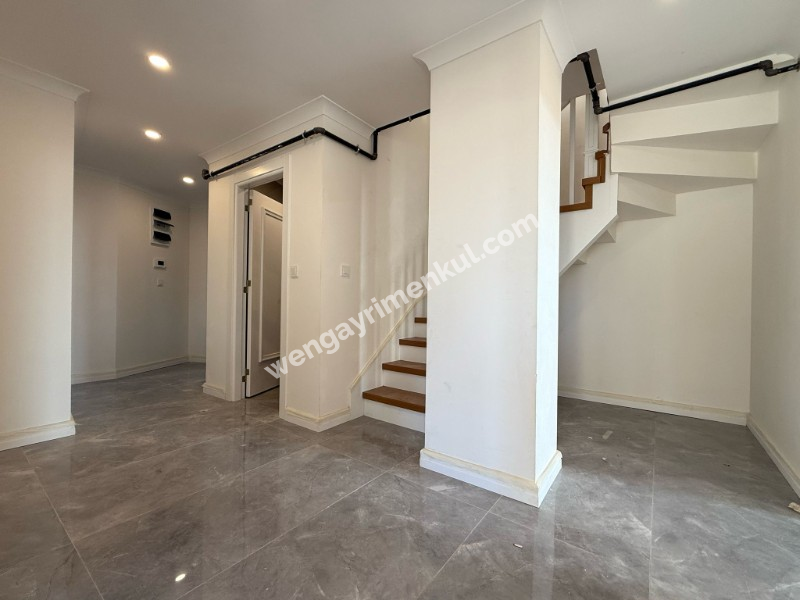 ALTINTEPE'DE CADDEYE BOSTANCIYA SAHİLE KOMŞU 300 m² 5+2 DUBLEKS