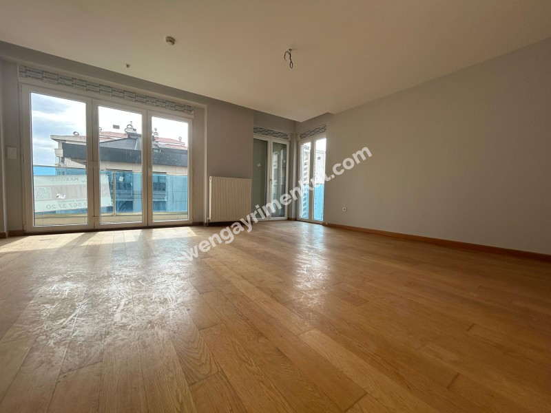 CADDEBOSTAN SAHİLDE EBV BANYOLU BALKONLU ÖN CEPHE 108 M² NET 3+1