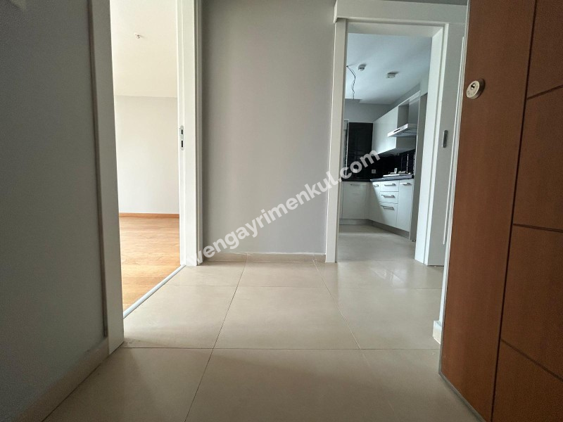 CADDEBOSTAN SAHİLDE EBV BANYOLU BALKONLU ÖN CEPHE 108 M² NET 3+1