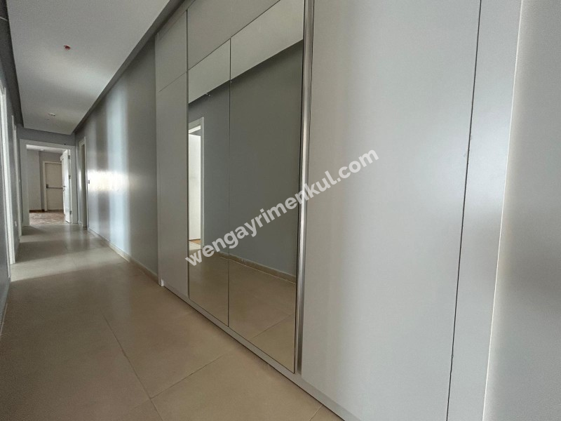 CADDEBOSTAN SAHİLDE EBV BANYOLU BALKONLU ÖN CEPHE 108 M² NET 3+1