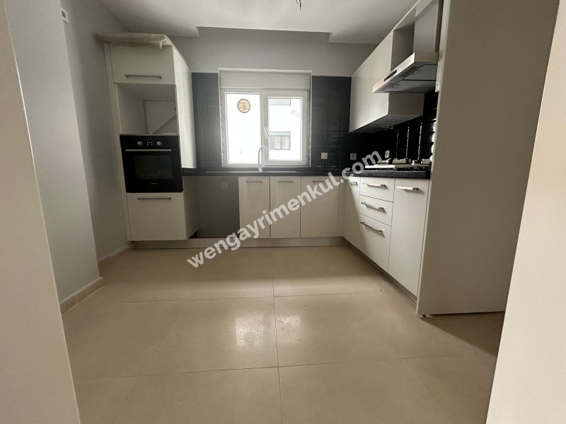 CADDEBOSTAN SAHİLDE EBV BANYOLU BALKONLU ÖN CEPHE 108 M² NET 3+1