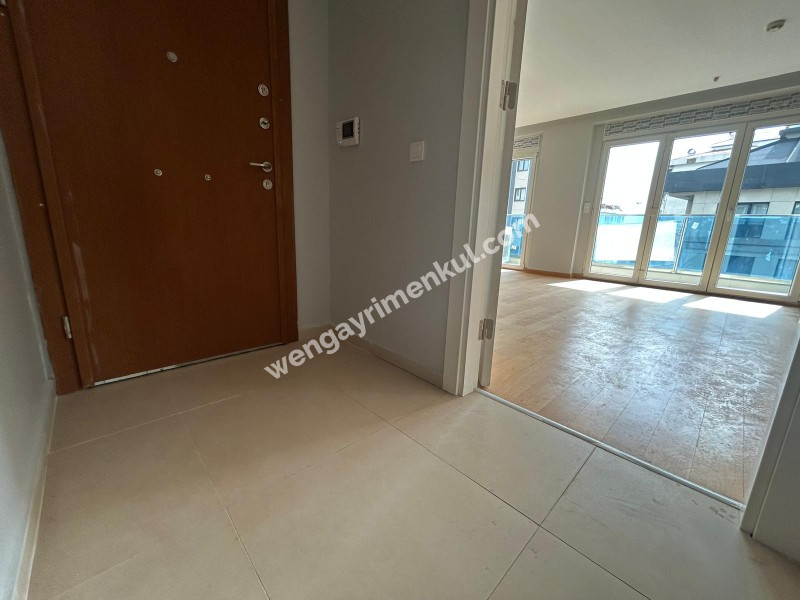 CADDEBOSTAN SAHİLDE EBV BANYOLU BALKONLU ÖN CEPHE 108 M² NET 3+1