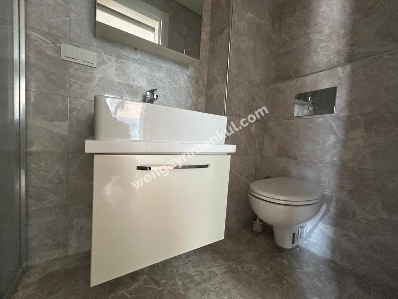 CADDEBOSTAN SAHİLDE EBV BANYOLU BALKONLU ÖN CEPHE 108 M² NET 3+1