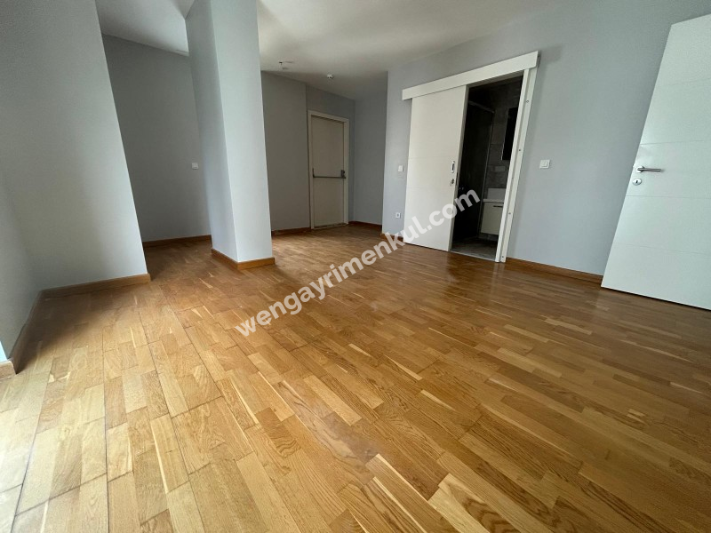 CADDEBOSTAN SAHİLDE EBV BANYOLU BALKONLU ÖN CEPHE 108 M² NET 3+1