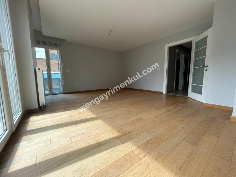 CADDEBOSTAN SAHİLDE EBV BANYOLU BALKONLU ÖN CEPHE 108 M² NET 3+1