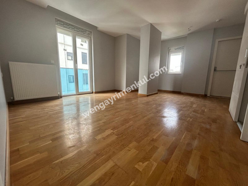 CADDEBOSTAN SAHİLDE EBV BANYOLU BALKONLU ÖN CEPHE 108 M² NET 3+1