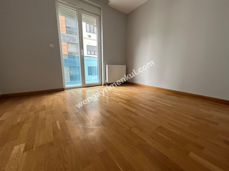 CADDEBOSTAN SAHİLDE EBV BANYOLU BALKONLU ÖN CEPHE 108 M² NET 3+1