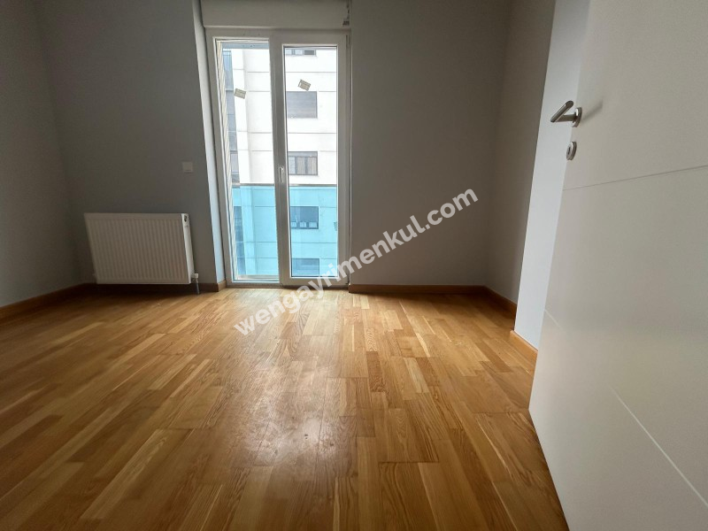 CADDEBOSTAN SAHİLDE EBV BANYOLU BALKONLU ÖN CEPHE 108 M² NET 3+1