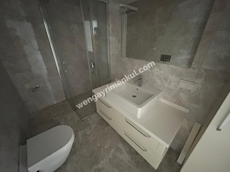 CADDEBOSTAN SAHİLDE EBV BANYOLU BALKONLU ÖN CEPHE 108 M² NET 3+1