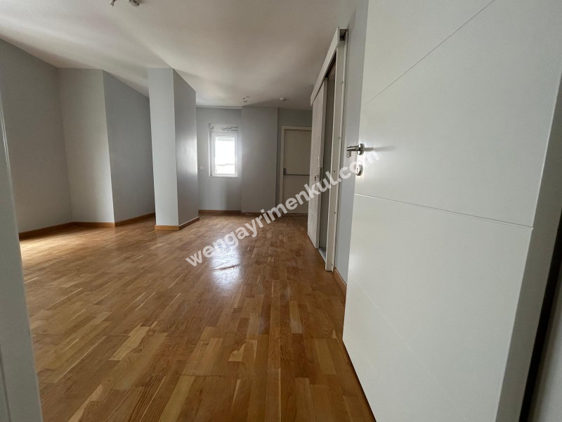 CADDEBOSTAN SAHİLDE EBV BANYOLU BALKONLU ÖN CEPHE 108 M² NET 3+1
