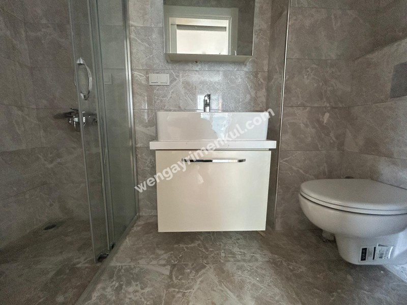 CADDEBOSTAN SAHİLDE EBV BANYOLU BALKONLU ÖN CEPHE 108 M² NET 3+1
