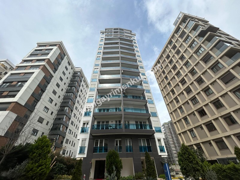 CADDEBOSTAN SAHİLDE EBV BANYOLU BALKONLU ÖN CEPHE 108 M² NET 3+1