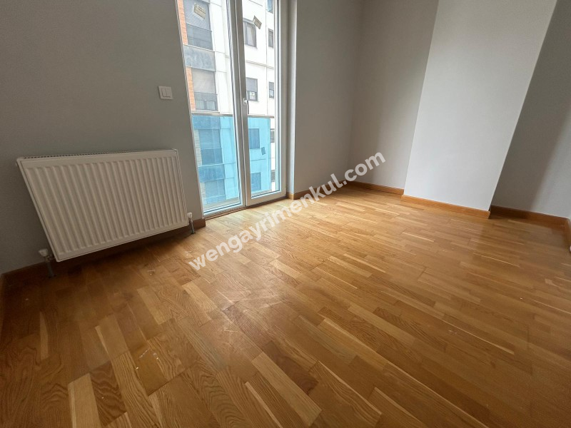 CADDEBOSTAN SAHİLDE EBV BANYOLU BALKONLU ÖN CEPHE 108 M² NET 3+1