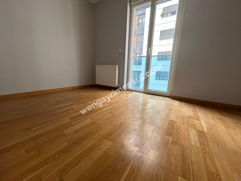 CADDEBOSTAN SAHİLDE EBV BANYOLU BALKONLU ÖN CEPHE 108 M² NET 3+1