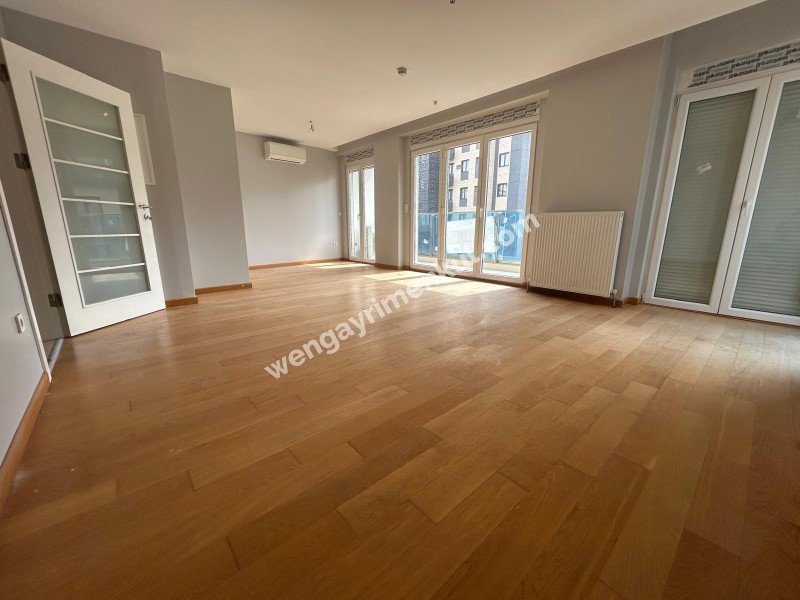 CADDEBOSTAN SAHİLDE EBV BANYOLU BALKONLU ÖN CEPHE 108 M² NET 3+1
