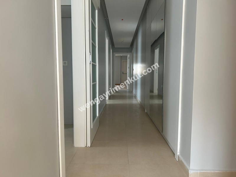CADDEBOSTAN SAHİLDE EBV BANYOLU BALKONLU ÖN CEPHE 108 M² NET 3+1