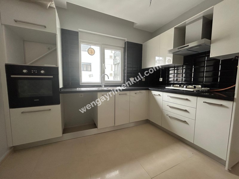 CADDEBOSTAN SAHİLDE EBV BANYOLU BALKONLU ÖN CEPHE 108 M² NET 3+1