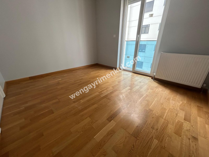 CADDEBOSTAN SAHİLDE EBV BANYOLU BALKONLU ÖN CEPHE 108 M² NET 3+1