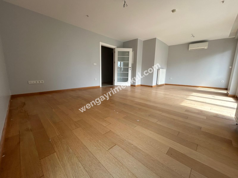 CADDEBOSTAN SAHİLDE EBV BANYOLU BALKONLU ÖN CEPHE 108 M² NET 3+1