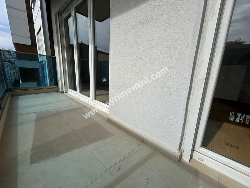 CADDEBOSTAN SAHİLDE EBV BANYOLU BALKONLU ÖN CEPHE 108 M² NET 3+1