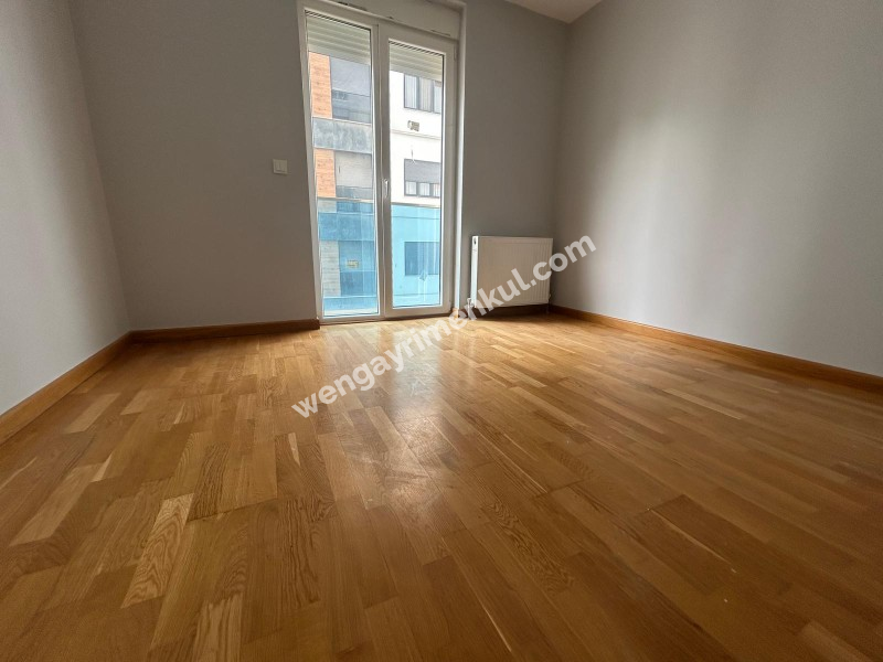 CADDEBOSTAN SAHİLDE EBV BANYOLU BALKONLU ÖN CEPHE 108 M² NET 3+1