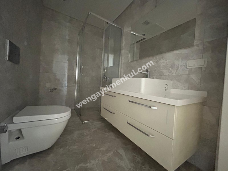CADDEBOSTAN SAHİLDE EBV BANYOLU BALKONLU ÖN CEPHE 108 M² NET 3+1