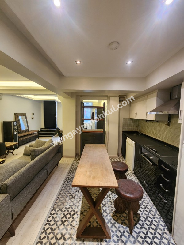CİHANGİR DEFTERDAR YOKUŞUNDA SATILIK 1 +1 HEM TICARI HEM MESKEN YENİLENMİŞ DAİRE