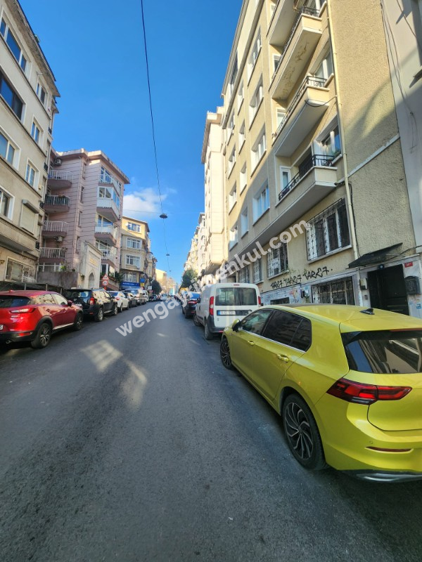 CİHANGİR DEFTERDAR YOKUŞUNDA SATILIK 1 +1 HEM TICARI HEM MESKEN YENİLENMİŞ DAİRE