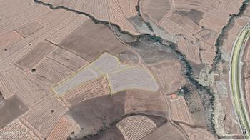 GÜVENAY - ÇORUM OSMANCIK YOLU ÜZERİ 29,477 M² SATILIK TARLA
