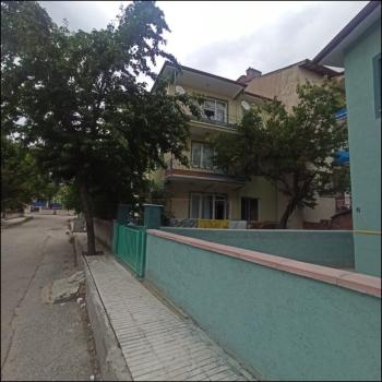 ACİL SATILIK Çorum Gülabibey Polis Lojmanları Karşısı 3 Katlı Bina