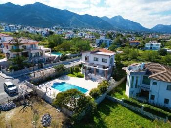 GİRNE ÇATALKÖYDE SATILIK DAĞ -DENİZ MANZARALI 4+1 VİLLA