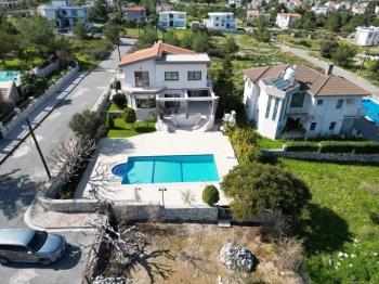 GİRNE ÇATALKÖYDE SATILIK DAĞ -DENİZ MANZARALI 4+1 VİLLA