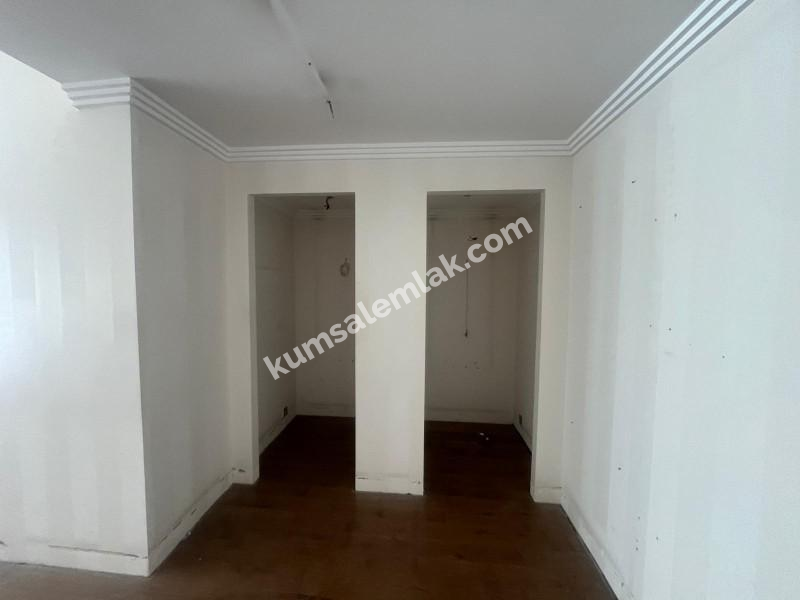 KIBRIS LEFKOŞA DEREBOYU ANA CADDE ÜZERİNDE KİRALIK İŞ YERİ