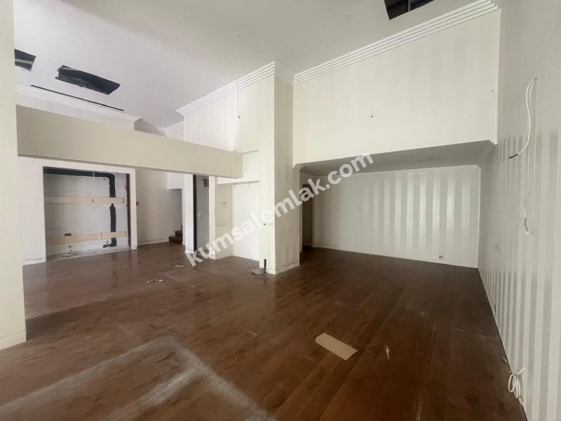 KIBRIS LEFKOŞA DEREBOYU ANA CADDE ÜZERİNDE KİRALIK İŞ YERİ