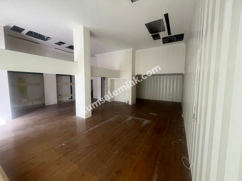 KIBRIS LEFKOŞA DEREBOYU ANA CADDE ÜZERİNDE KİRALIK İŞ YERİ