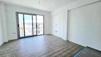 Alsancak bölgesinde, merkezi bir konumda, havuzlu bir sitede satılık 1+1 daire