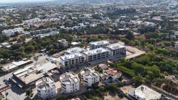 Alsancak bölgesinde, merkezi bir konumda, havuzlu bir sitede satılık 1+1 daire