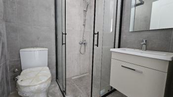 Alsancak bölgesinde, merkezi bir konumda, havuzlu bir sitede satılık 1+1 daire